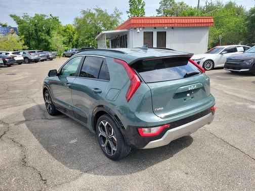 Cityscape Green 2023 Kia Niro Touring