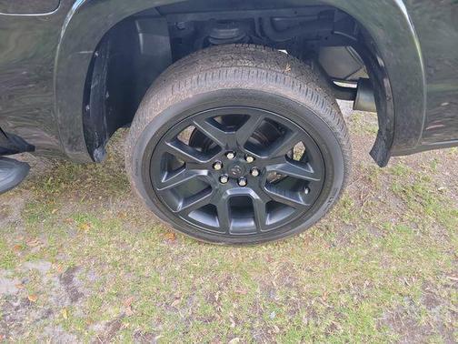 Diamond Black Crystal Pearlcoat 2022 RAM 1500 Laramie