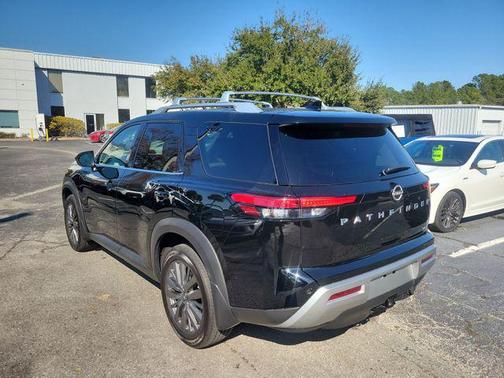 2024 Nissan Pathfinder SL FWD