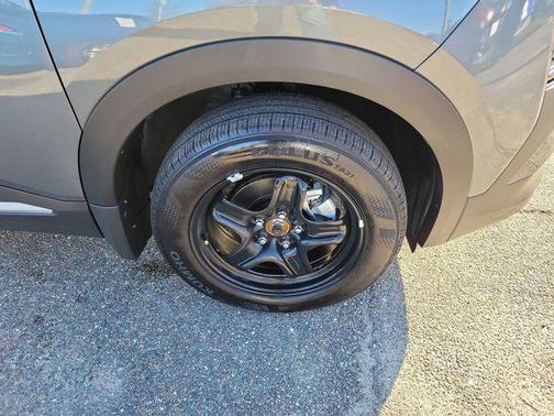 Gun Metallic/Super Black 2025 Nissan Kicks SV