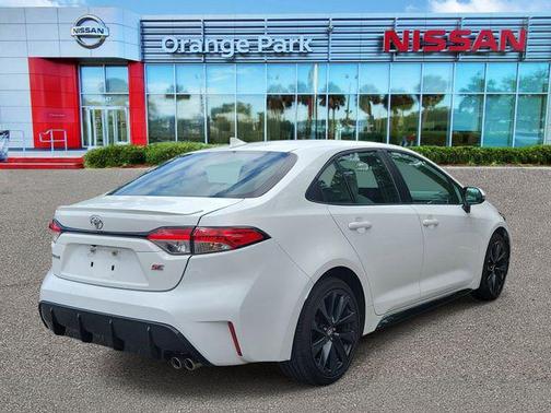 Ice Cap 2024 Toyota Corolla SE