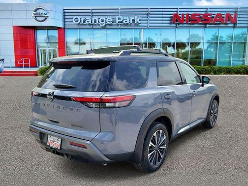 Boulder Gray Pearl/Super Black 2026 Nissan Pathfinder Platinum