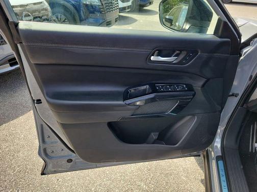 Boulder Gray Pearl/Super Black 2026 Nissan Pathfinder Platinum