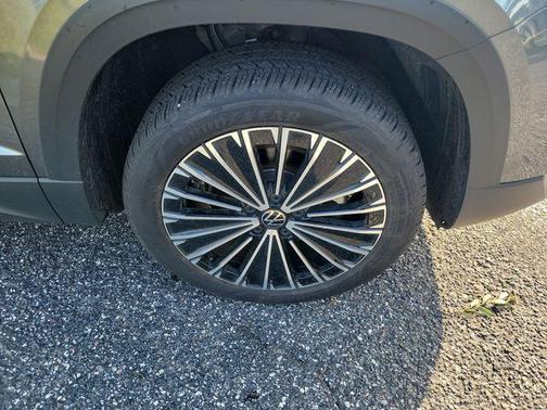 Platinum Gray Metallic 2025 Volkswagen Taos 1.5T SE