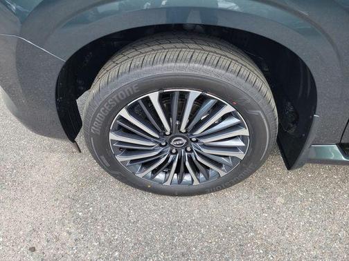 Alpine Metallic/Super Black 2026 Nissan Armada Platinum Reserve