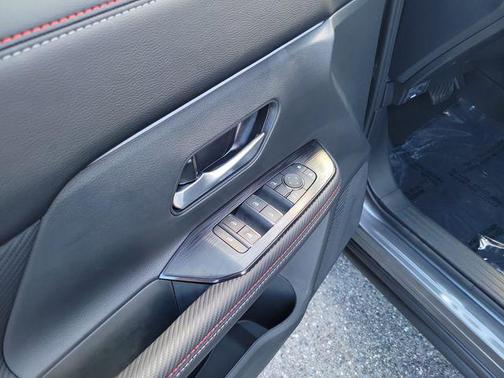 Gun Metallic/Scarlet Ember Tintcoat 2026 Nissan Kicks SR