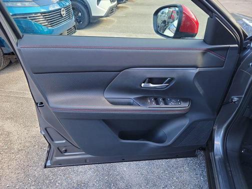 Gun Metallic/Scarlet Ember Tintcoat 2026 Nissan Kicks SR