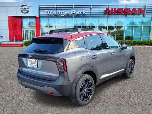 Gun Metallic/Scarlet Ember Tintcoat 2026 Nissan Kicks SR