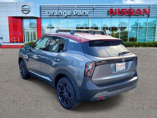 Gun Metallic/Scarlet Ember Tintcoat 2026 Nissan Kicks SR