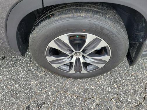 Magnetic Gray Metallic 2024 Toyota Highlander XLE