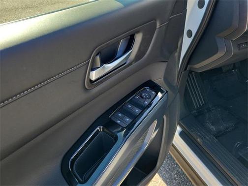 2025 Nissan Pathfinder SL FWD