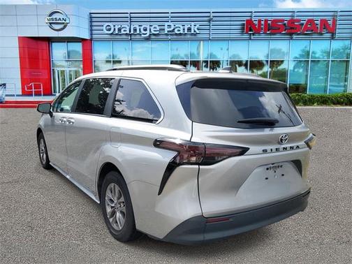 2024 Toyota Sienna XLE 8 Passenger