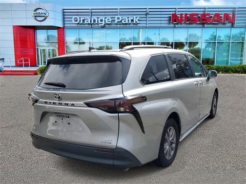 2024 Toyota Sienna XLE 8 Passenger