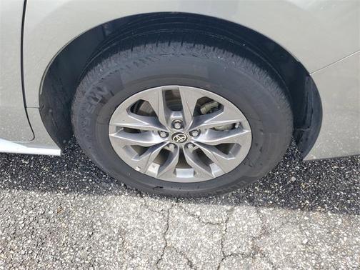 2024 Toyota Sienna XLE 8 Passenger