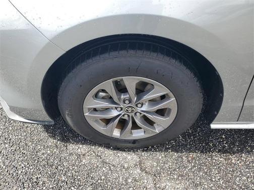 2024 Toyota Sienna XLE 8 Passenger