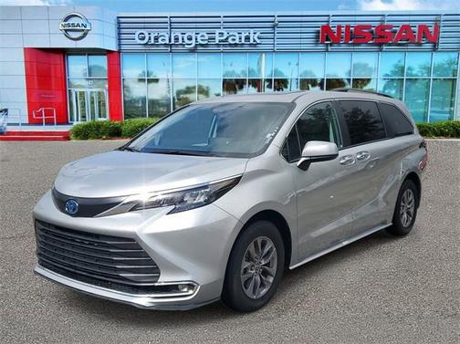 2024 Toyota Sienna XLE 8 Passenger