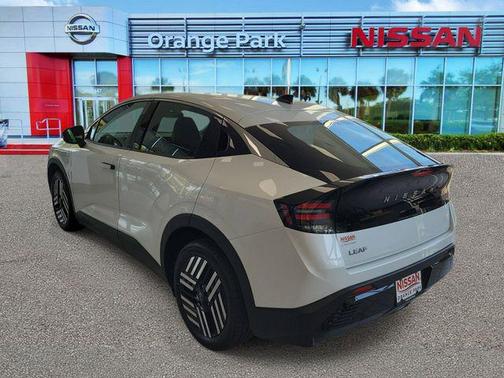 Everest White Pearl Tricoat 2026 Nissan Leaf SV+