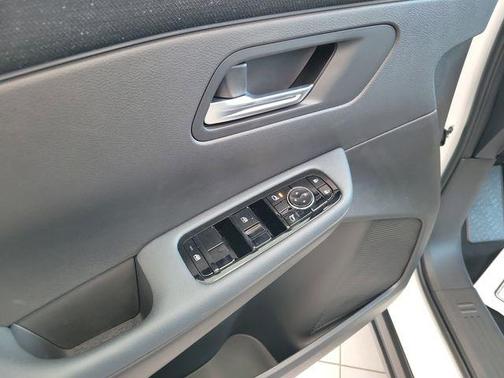 Everest White Pearl Tricoat 2026 Nissan Leaf SV+