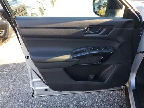 2025 Nissan Pathfinder S FWD