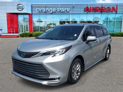 2021 Toyota Sienna XLE 8 Passenger