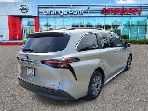 2021 Toyota Sienna XLE 8 Passenger