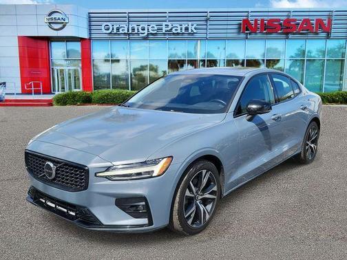 2023 Volvo S60 B5 Plus Dark Theme