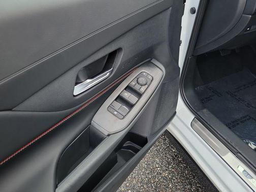 Aspen White Tricoat/Super Black 2026 Nissan Sentra SR