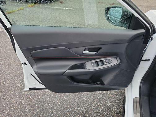 Aspen White Tricoat/Super Black 2026 Nissan Sentra SR