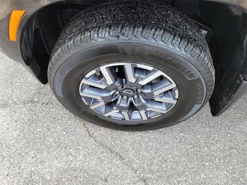 2024 Nissan Frontier SL