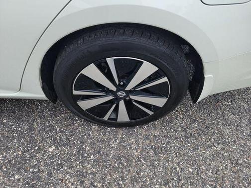 Pearl White Tricoat 2022 Nissan Altima 2.5 SV