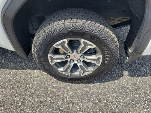 Summit White 2024 GMC Sierra 1500 SLT