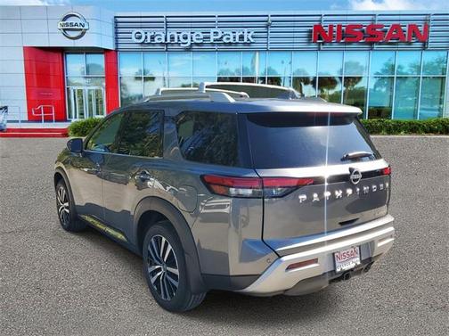 2025 Nissan Pathfinder Platinum FWD