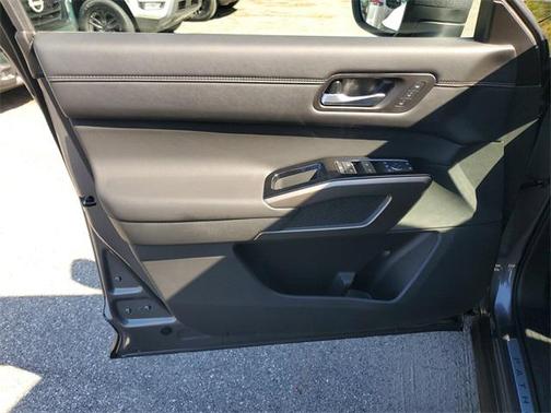 2025 Nissan Pathfinder Platinum FWD