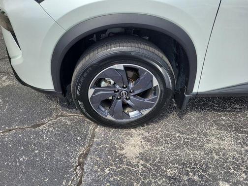 Everest White Pearl 2025 Nissan Rogue SV