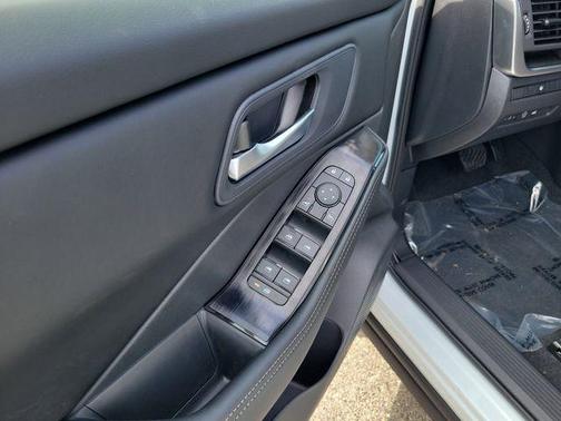 Everest White Pearl Tricoat 2026 Nissan Rogue SV