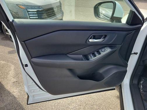 Everest White Pearl Tricoat 2026 Nissan Rogue SV