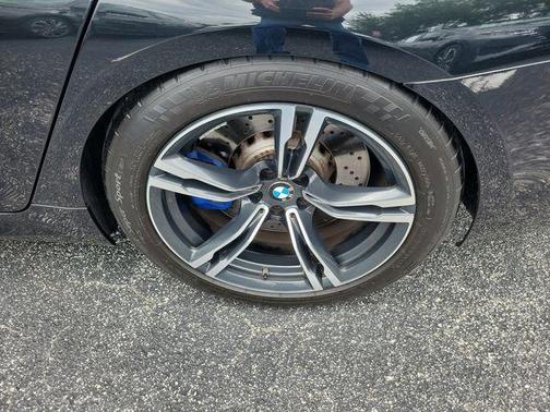 Black Sapphire Metallic 2019 BMW M5 Base