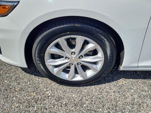 Summit White 2024 Chevrolet Malibu FWD 1LT