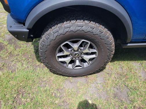 VELOCITY BLUE METALLIC 2023 Ford Bronco Badlands