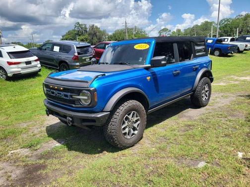 VELOCITY BLUE METALLIC 2023 Ford Bronco Badlands