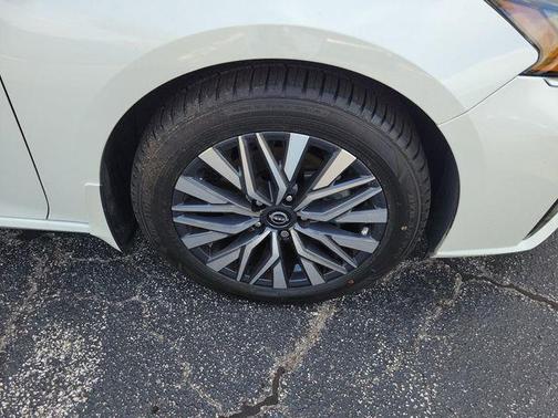 Pearl White Tricoat 2023 Nissan Altima 2.5 SV