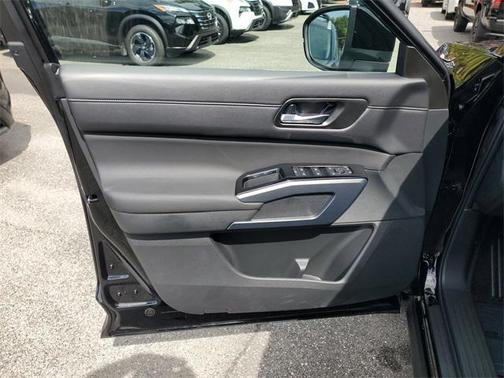 2025 Nissan Pathfinder SL FWD