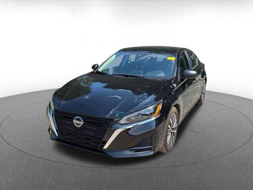 Super Black 2025 Nissan Altima SV FWD