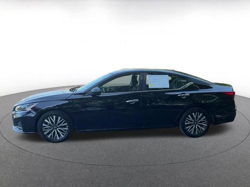 Super Black 2025 Nissan Altima SV FWD