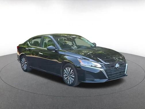Super Black 2025 Nissan Altima SV FWD