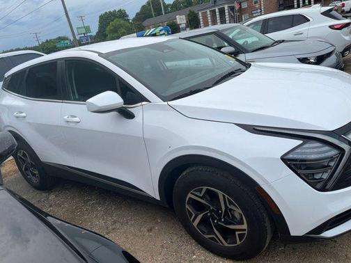 Glacial White Pearl 2025 Kia Sportage LX