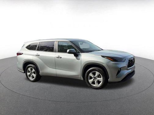 Celestial Silver Metallic 2025 Toyota Highlander LE