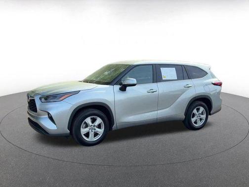 Celestial Silver Metallic 2025 Toyota Highlander LE