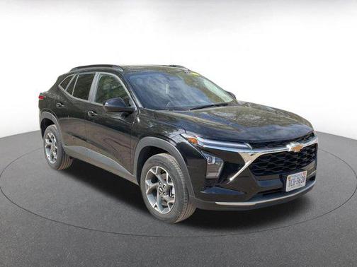 Mosaic Black Metallic 2025 Chevrolet Trax LT