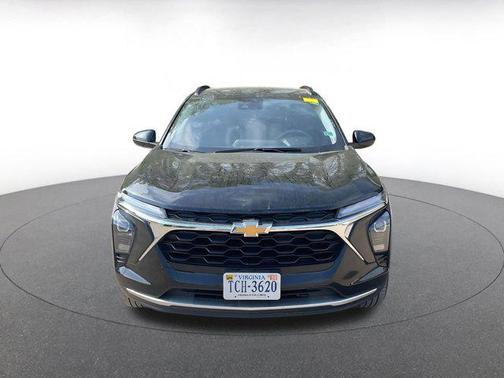 Mosaic Black Metallic 2025 Chevrolet Trax LT